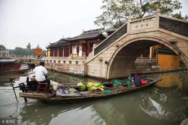 阚清子绿色清凉吊带裙,夏日穿搭的新宠